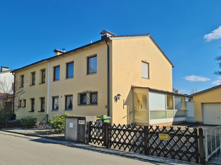 Renovierungsbedürftige Doppelhaushälfte mit weitläufigem Grundstück in Geretsried, 82538 Geretsried, Doppelhaushälfte